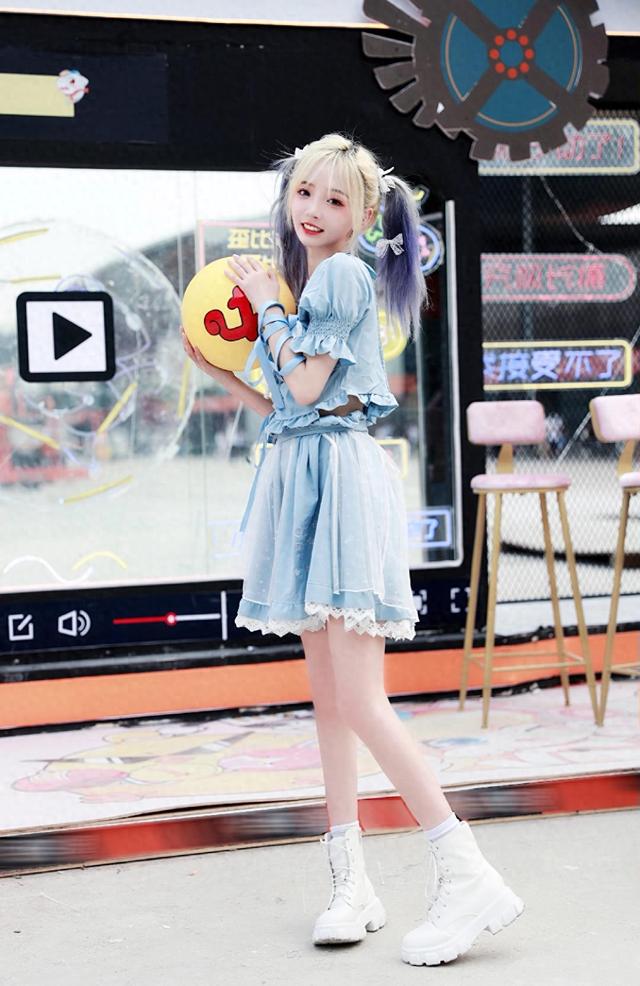 邂逅甜心:双色马尾美少女的时尚秀