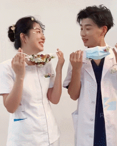 烟台医护情侣拍战“疫”主题婚纱照,网友:白大褂比婚纱漂亮