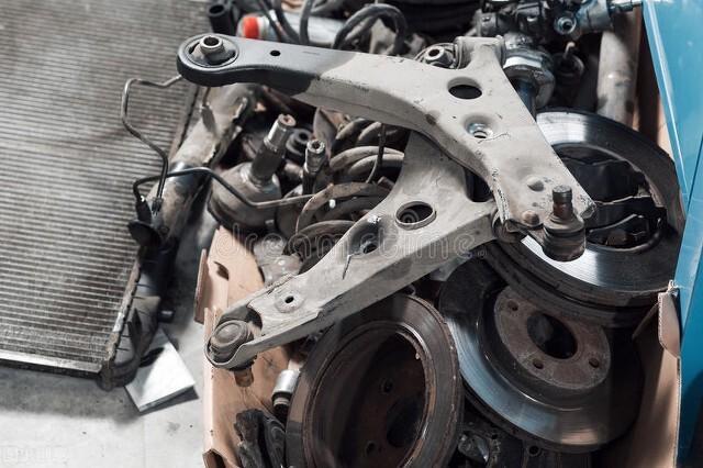 报废车上发动机的废旧零件回收价高,你知道它们能卖多少钱