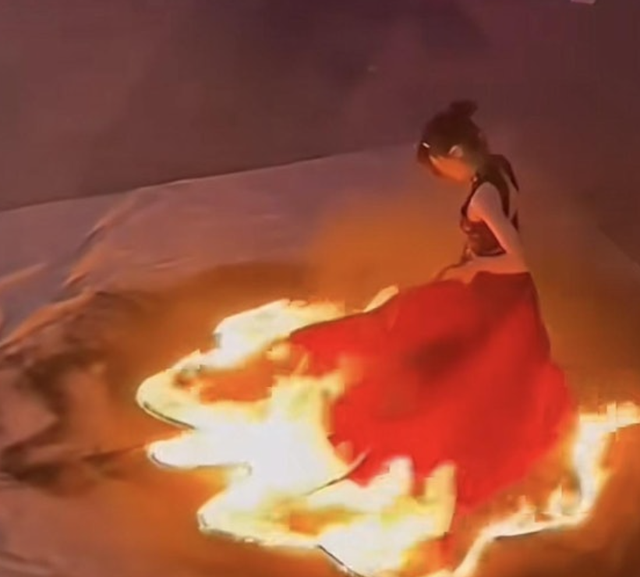 吓人!江西女舞者跳火裙舞着火,当场脱裙子!网友直呼好惊险!