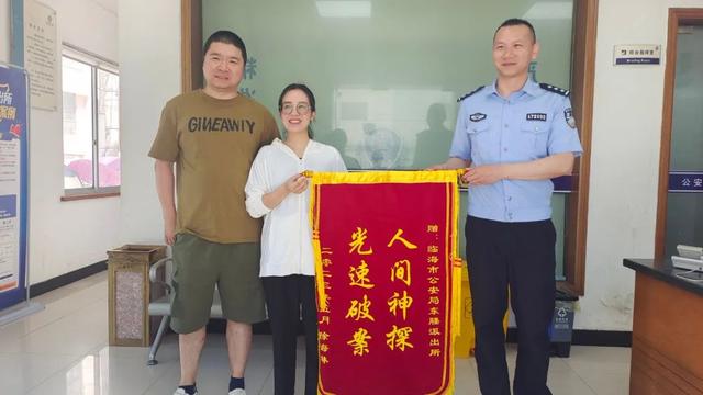 “旗袍美女”女装店偷裙子,被抓后脱去旗袍,店主看傻眼