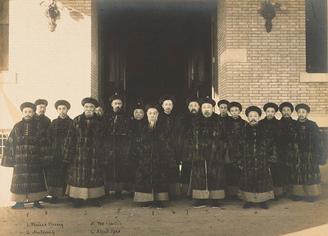 日本侵华施暴照:图6日军随军记者镜头里面的苏州姑娘