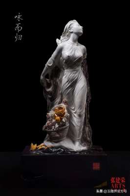 美女做木雕(疯传洪水冲出青田石，细腻雕刻美女薄纱，那花更是逆天)