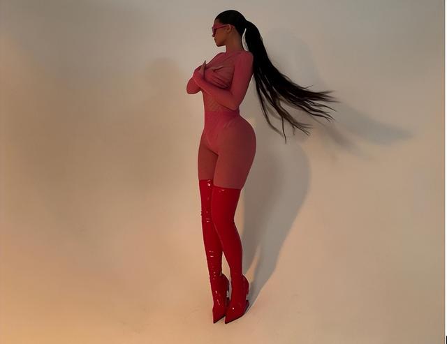 卡戴珊小妹詹娜晒性感写真,穿镂空连体衣秀身材!25岁身价75亿