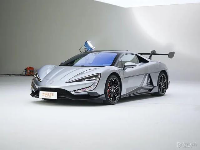 仰望U9首台车下线了!四电机+云辇-X,比亚迪百万超跑将交付......