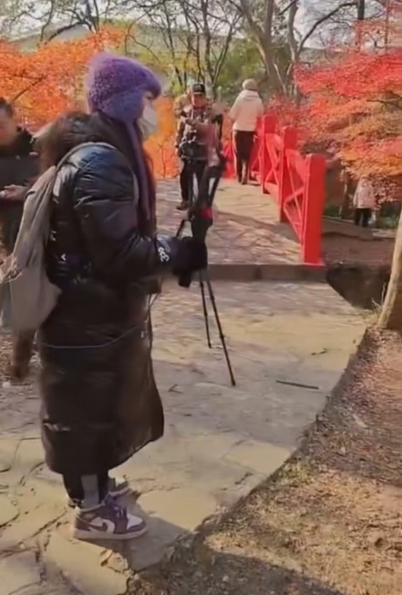 大妈怒斥,要扒光她衣服!南京一女子穿和服在公园拍照后续!