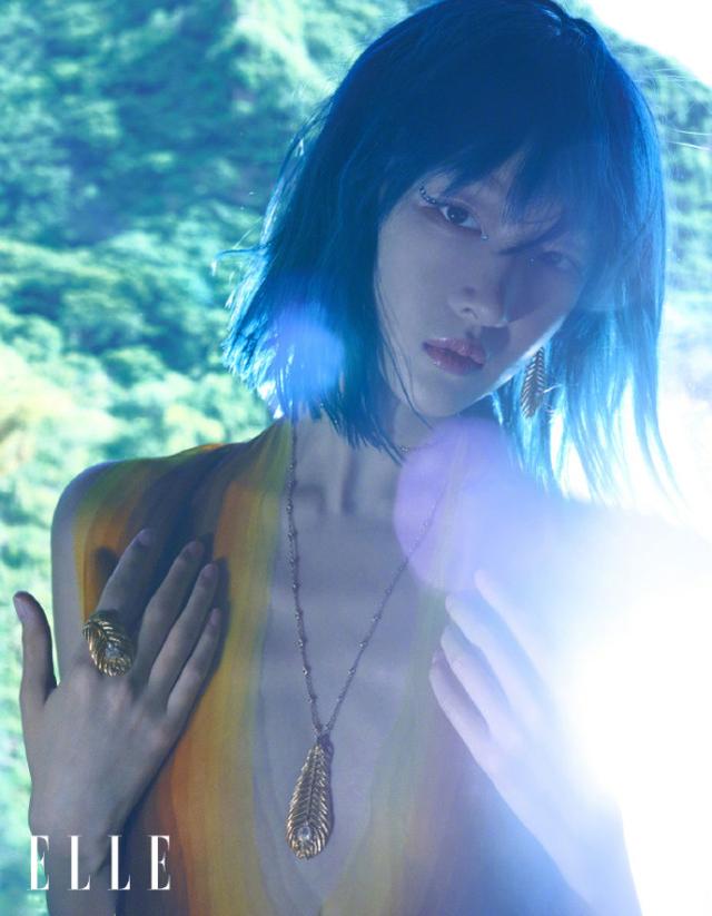 周冬雨最新封面大片,不穿上衣造型超惊艳,排骨胸纸片腰抢镜