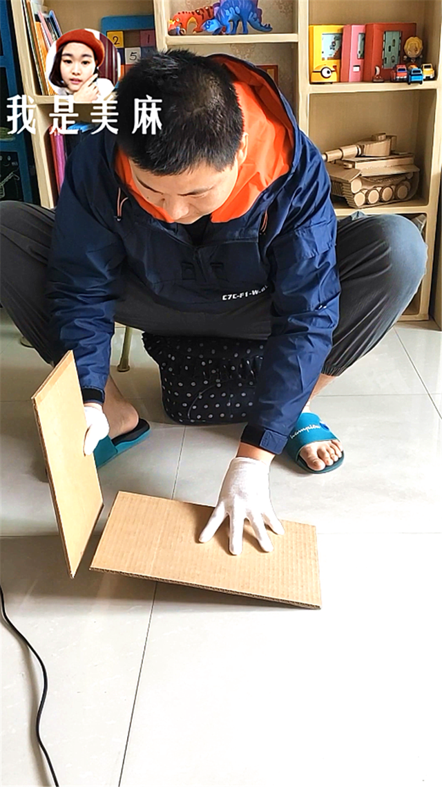 纸箱还能这样玩，爸爸做了一辆幼儿园校车，做法超简单，一看就会