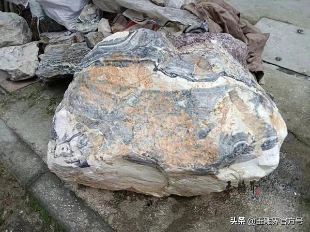 疯传!洪水冲出青田石,细腻雕刻美女薄纱,那花更是逆天