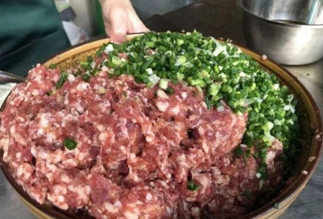 重庆美女路边卖葱油饼,5元一个,现做现吃,客人排队来买