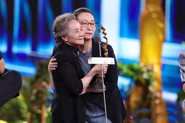 美胸美腿美背,金鸡奖女星疯狂抢镜,影后却是低调的奚美娟