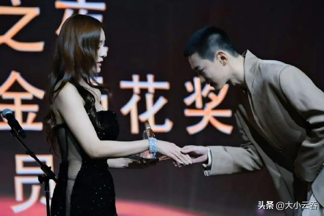 嫩模女神生图曝光,S形沙漏身材令人羡慕,高衩裙透视性感度爆灯