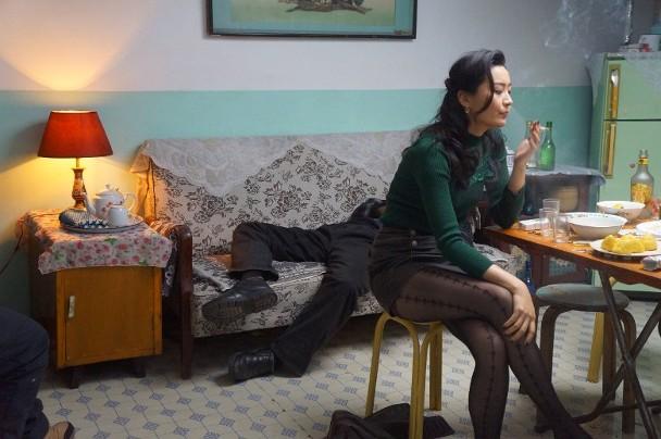 陈法拉现身街边吃火锅，素颜出镜化身四眼妹，网友大赞清纯够朴实