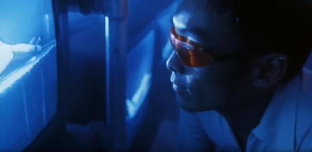 短裙美女好奇查看婴儿车却被残忍断肢,尺寸有点大《赤足惊魂》