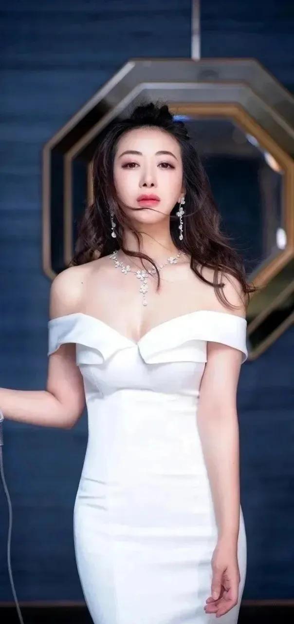 美女演员陈紫函性感写真!丰乳肥臀魔鬼身材太火辣了