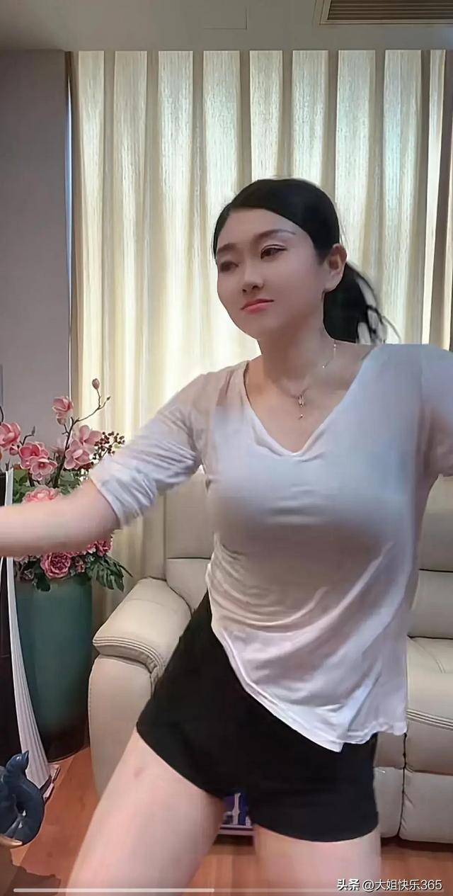 火爆抖音的摇太阳舞蹈,美女的身材也太美了