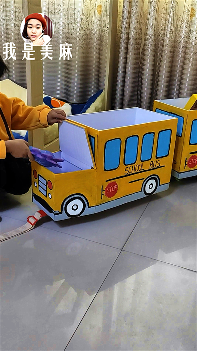 纸箱还能这样玩，爸爸做了一辆幼儿园校车，做法超简单，一看就会