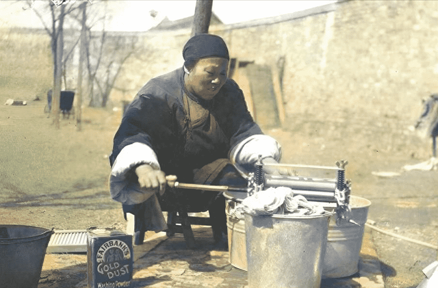 日本侵华施暴照:图6日军随军记者镜头里面的苏州姑娘