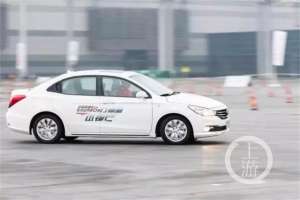 美女说漂移(试驾传祺，美女车手玩漂移嗨翻全场)