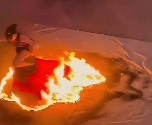 美女扯掉裙子(吓人江西女舞者跳火裙舞着火，当场脱裙子网友直呼好惊险)