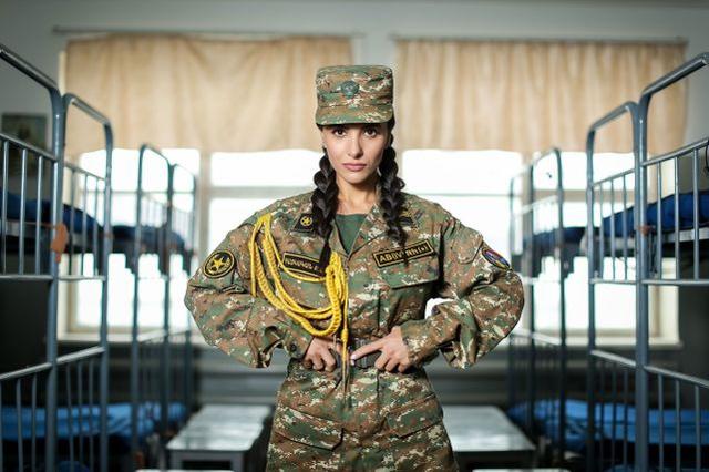 亚美尼亚美女进军营,当一日士兵,学步枪使用,金发飘逸秀色可餐