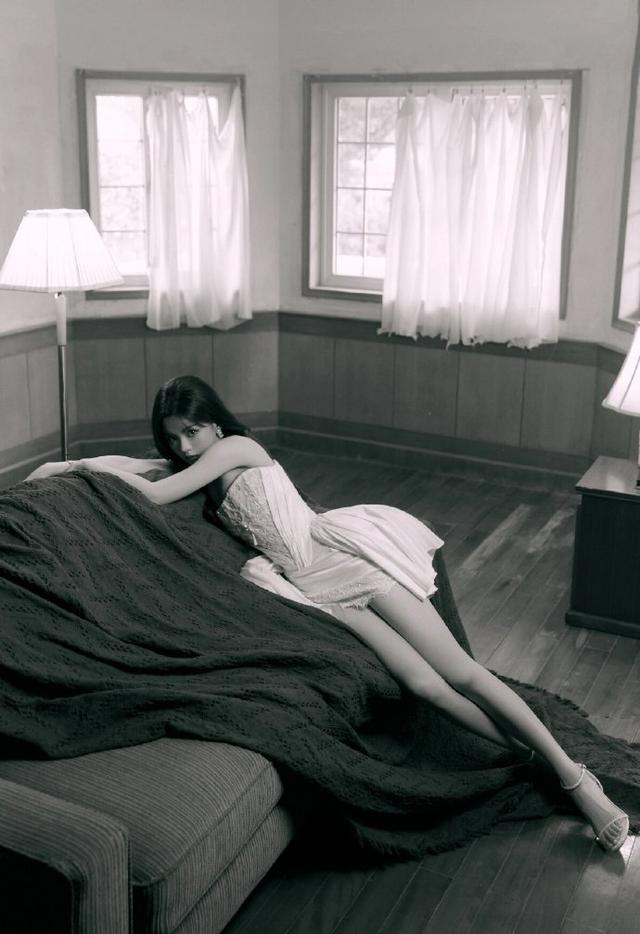 锦鲤附体杨超越,竟有性感美腿和沙漏身材