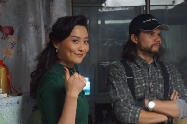 陈法拉现身街边吃火锅，素颜出镜化身四眼妹，网友大赞清纯够朴实