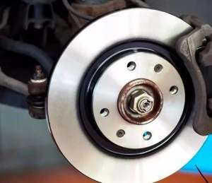 汽车的刹车片(刹车片多久更换一次？怎样判断该不该换？新手司机看过来)