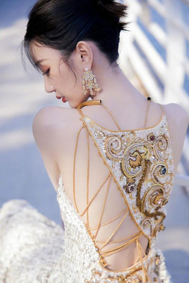 美胸美腿美背,金鸡奖女星疯狂抢镜,影后却是低调的奚美娟