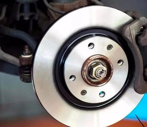 刹车片多久更换一次？怎样判断该不该换？新手司机看过来