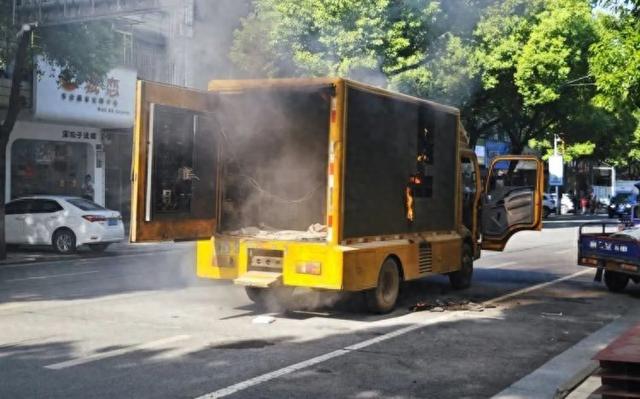 “噌”的一下起火!机动车未定期保养引自燃 车主:还没买保险……