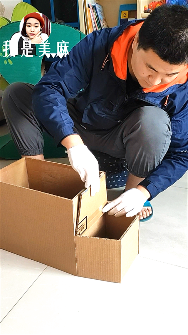 纸箱还能这样玩，爸爸做了一辆幼儿园校车，做法超简单，一看就会