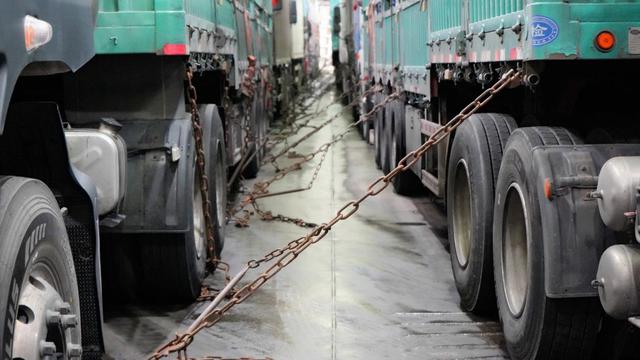 新春走基层丨轮渡上的“汽车保姆”