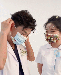 烟台医护情侣拍战“疫”主题婚纱照,网友:白大褂比婚纱漂亮