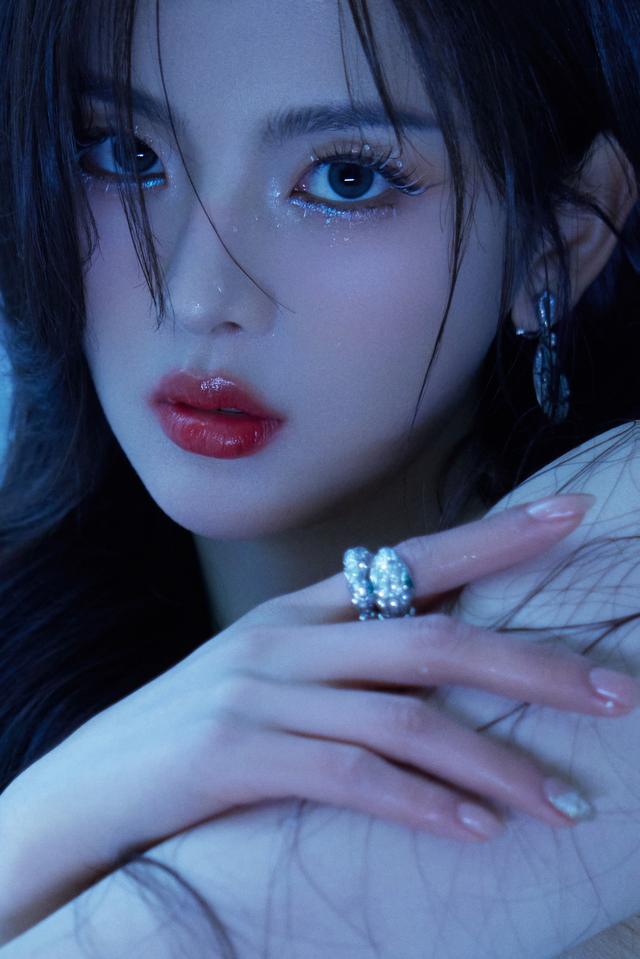 锦鲤附体杨超越,竟有性感美腿和沙漏身材