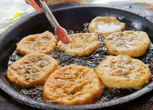 美女成肉饼(重庆美女路边卖葱油饼，5元一个，现做现吃，客人排队来买)