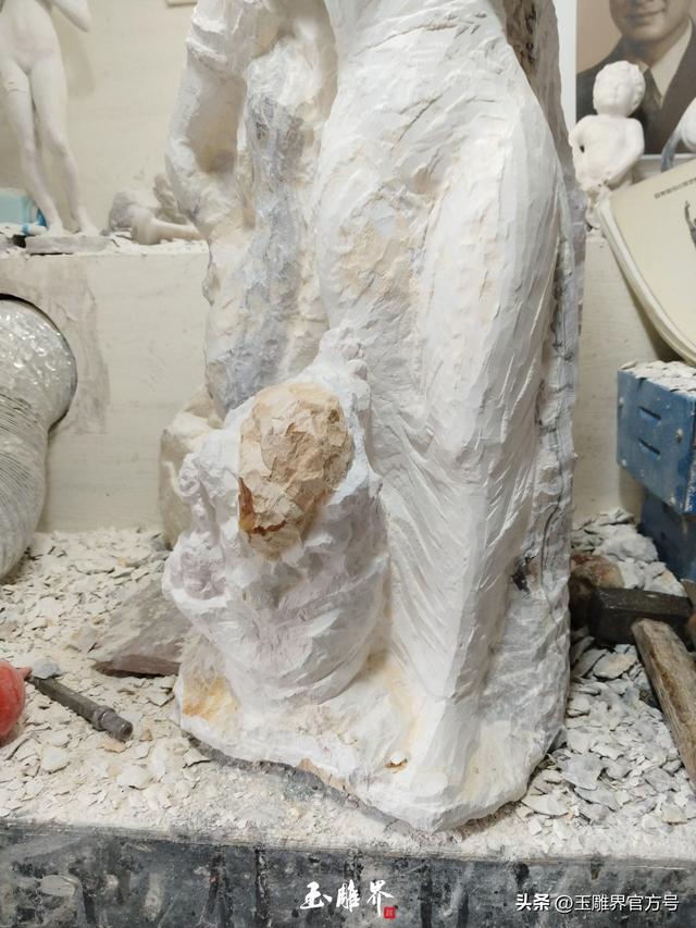 疯传!洪水冲出青田石,细腻雕刻美女薄纱,那花更是逆天