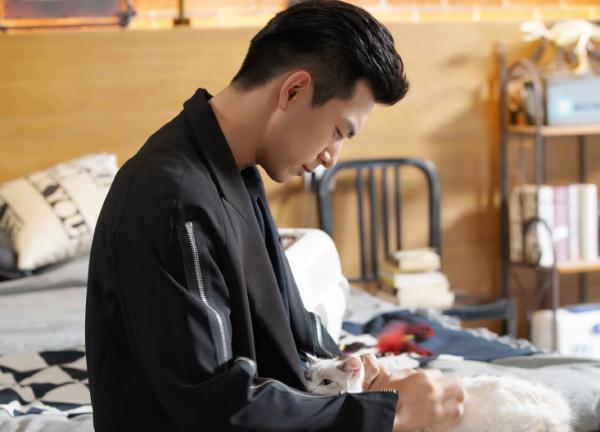 《亲爱的》初吻揭秘,李现后退躲避怕挨打,杨紫临场反应亮了