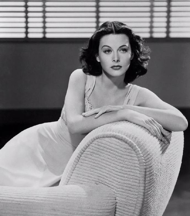 日本侵华施暴照:图6日军随军记者镜头里面的苏州姑娘