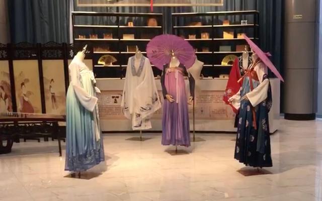 曹县汉服“创业”记:一年卖出19亿,平价、转型与原创梦想