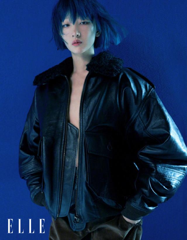 周冬雨最新封面大片,不穿上衣造型超惊艳,排骨胸纸片腰抢镜