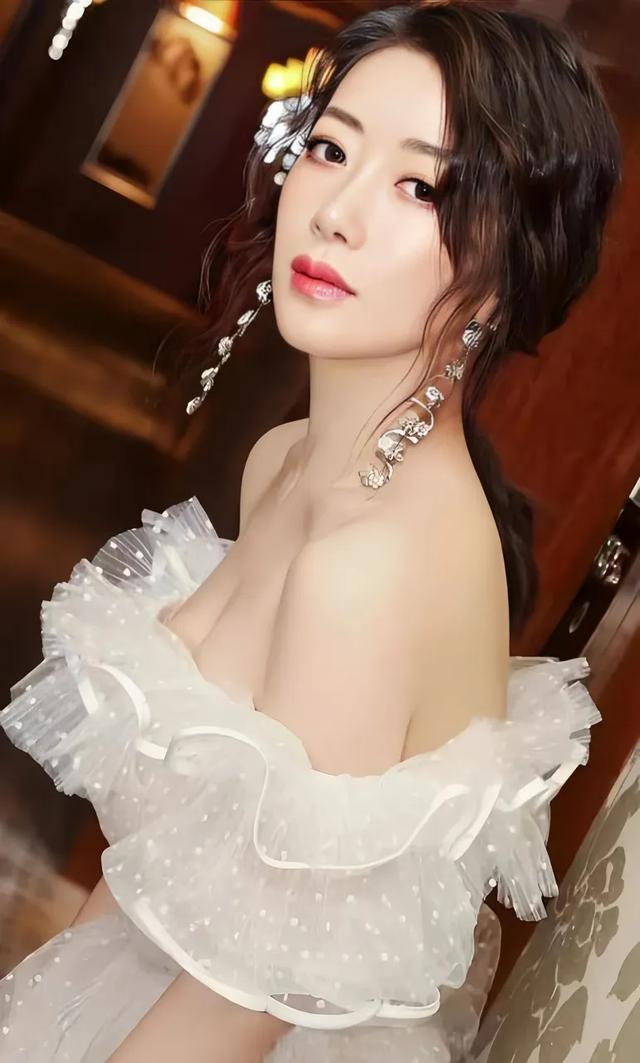 美女演员陈紫函性感写真!丰乳肥臀魔鬼身材太火辣了