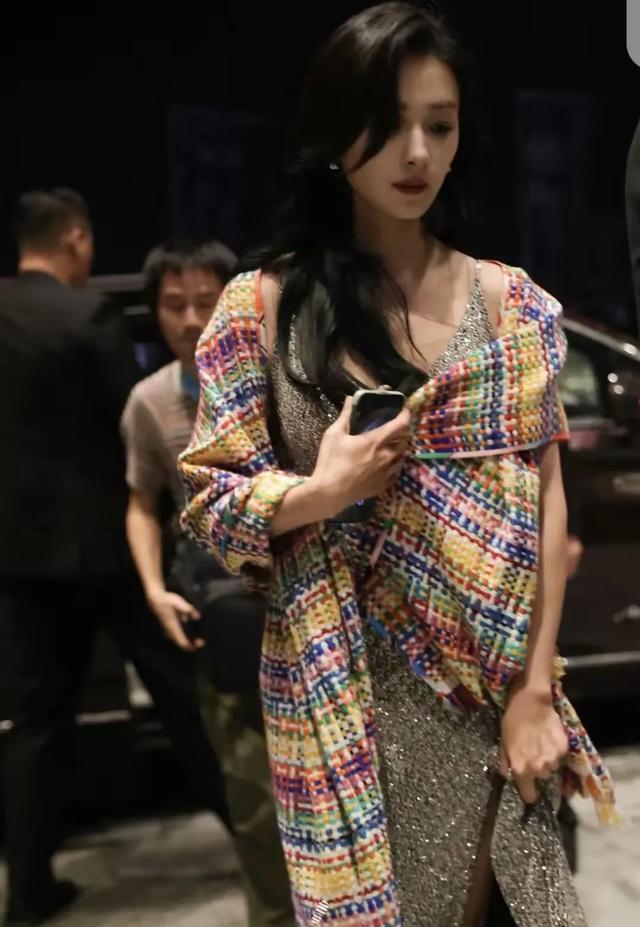 万茜的鼻子真是美到词穷啊,是和天仙同框都能平分秋色的那种绝了