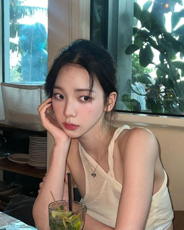 女明星小肚子明显,腹部脂肪清晰可见,网友:她仍然会受欢迎