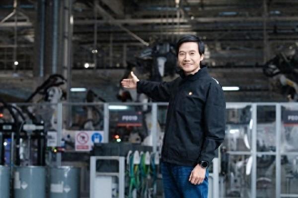 雷军再探小米汽车工厂 网友调侃:这回盖个被子 天凉了