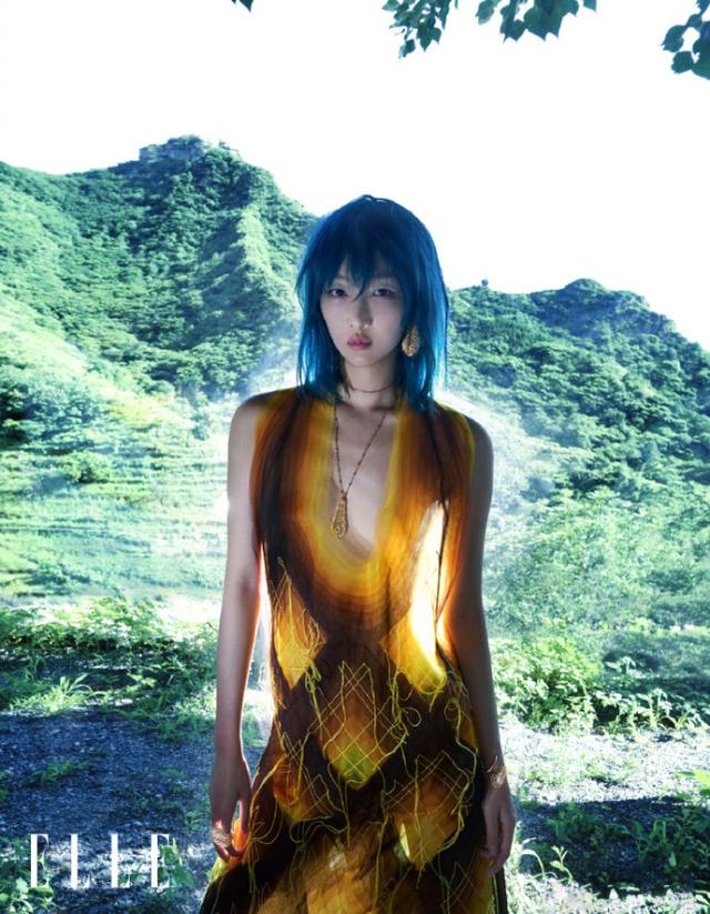 周冬雨最新封面大片,不穿上衣造型超惊艳,排骨胸纸片腰抢镜