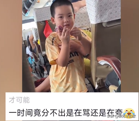 女子被小男孩夸奖像卡片上的美女,女子一看脸色骤变,尴尬无比