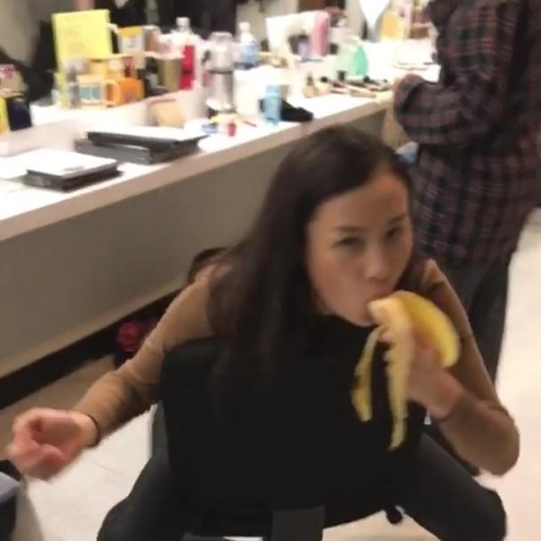 陈法拉现身街边吃火锅，素颜出镜化身四眼妹，网友大赞清纯够朴实