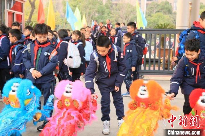 机器人忙开学 浙江科技“迎新”