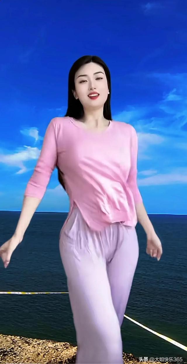 火爆抖音的摇太阳舞蹈,美女的身材也太美了